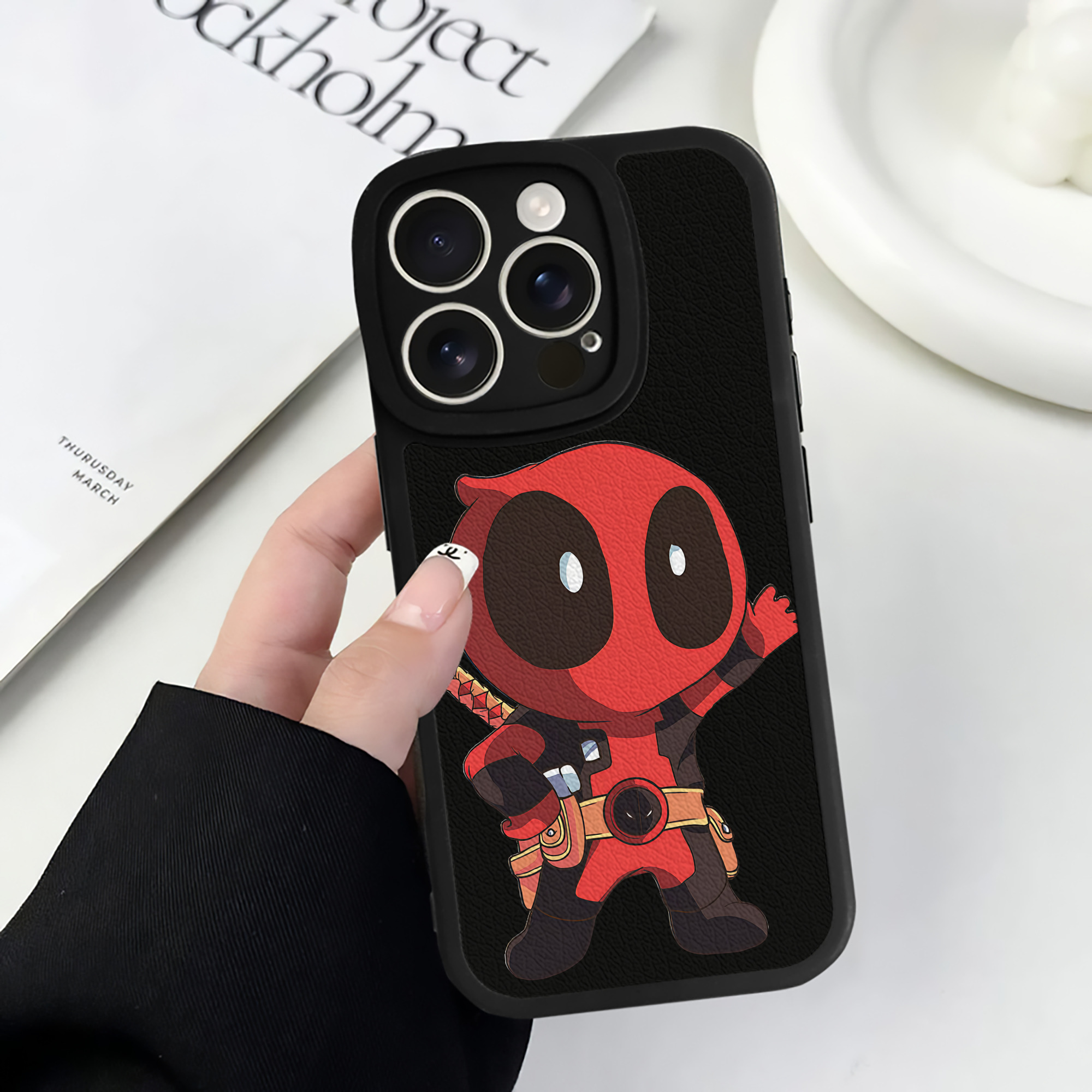 （画像用） Deadpool デッドプール 【iPhone 16シリーズ対応】シリコンスマホケース（レザー調） 材質：シリコン